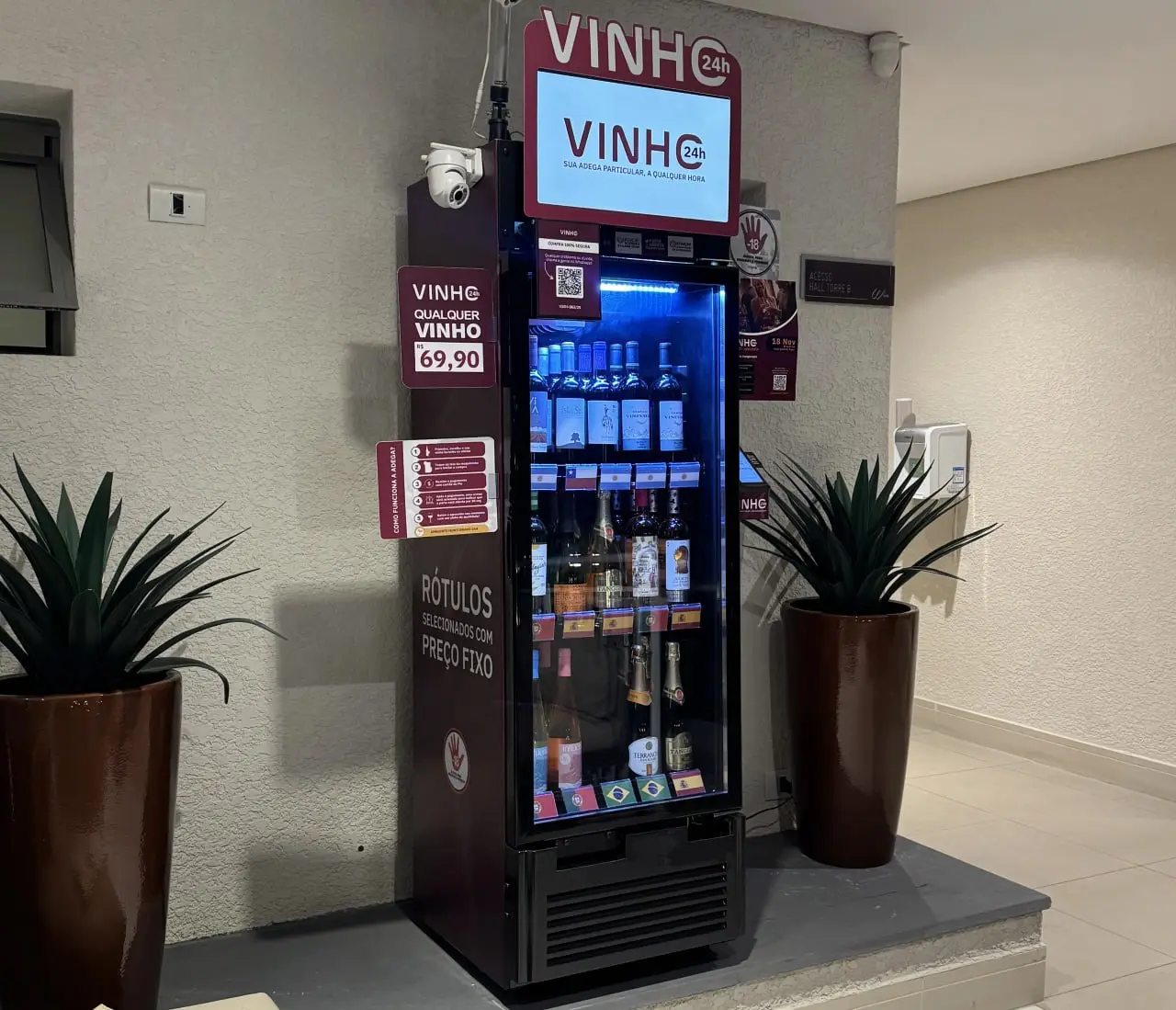 Adega autônoma VINHO24h instalada em um hall de condomínio